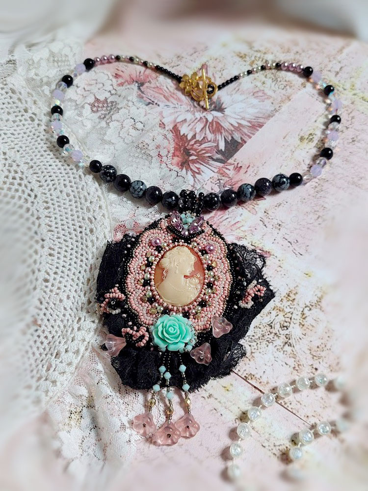 Plastron Marquise brod&eacute; perles nacr&eacute;es, cabochon r&eacute;sine, rondes obsidienne pierre de gemme, dentelle et rocailles verres