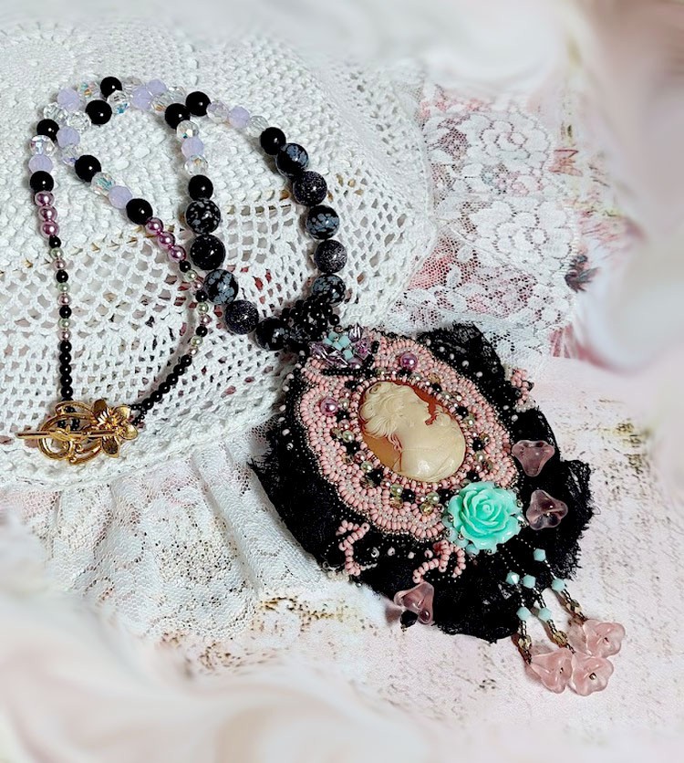 Plastron Marquise brod&eacute; perles nacr&eacute;es, cabochon r&eacute;sine, rondes obsidienne pierre de gemme, dentelle et rocailles verres