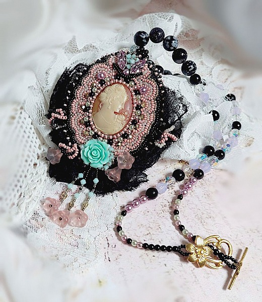 Plastron Marquise brod&eacute; perles nacr&eacute;es, cabochon r&eacute;sine, rondes obsidienne pierre de gemme, dentelle et rocailles verres