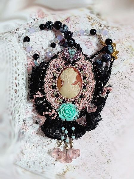 Plastron Marquise brod&eacute; perles nacr&eacute;es, cabochon r&eacute;sine, rondes obsidienne pierre de gemme, dentelle et rocailles verres