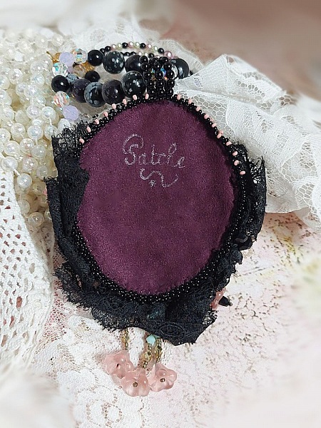 Plastron Marquise brod&eacute; perles nacr&eacute;es, cabochon r&eacute;sine, rondes obsidienne pierre de gemme, dentelle et rocailles verres