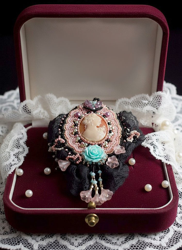 Plastron Marquise brod&eacute; perles nacr&eacute;es, cabochon r&eacute;sine, rondes obsidienne pierre de gemme, dentelle et rocailles verres