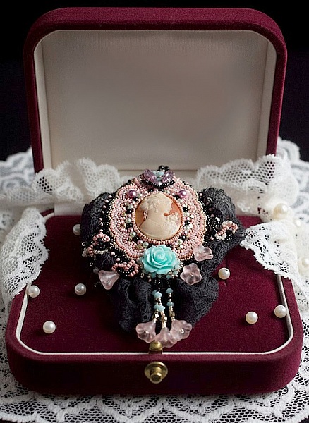 Plastron Marquise brod&eacute; perles nacr&eacute;es, cabochon r&eacute;sine, rondes obsidienne pierre de gemme, dentelle et rocailles verres