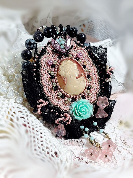 Plastron Marquise brod&eacute; perles nacr&eacute;es, cabochon r&eacute;sine, rondes obsidienne pierre de gemme, dentelle et rocailles verres