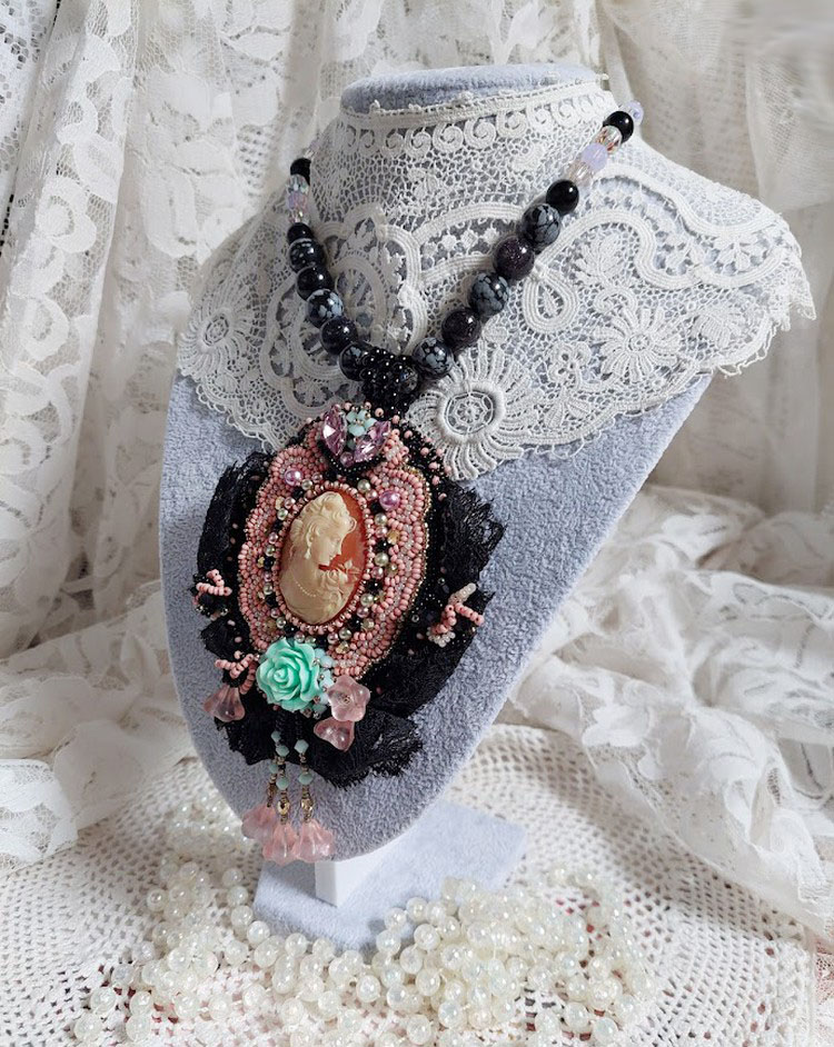 Plastron Marquise brod&eacute; perles nacr&eacute;es, cabochon r&eacute;sine, rondes obsidienne pierre de gemme, dentelle et rocailles verres