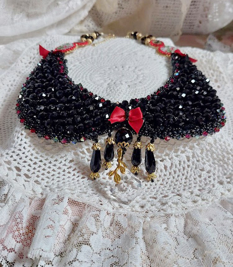 Plastron Nuit d&rsquo;Etoiles brod&eacute; avec des cristaux, perles potirons, perles aplaties et rocailles
