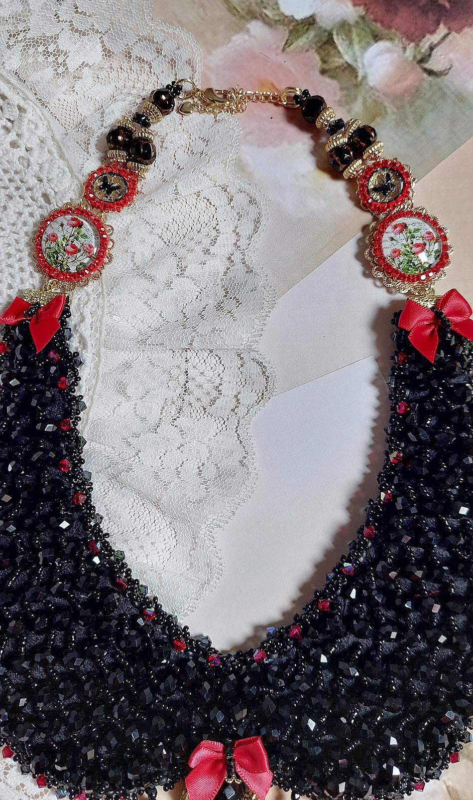 Plastron Nuit d&rsquo;Etoiles brod&eacute; avec des cristaux, perles potirons, perles aplaties et rocailles