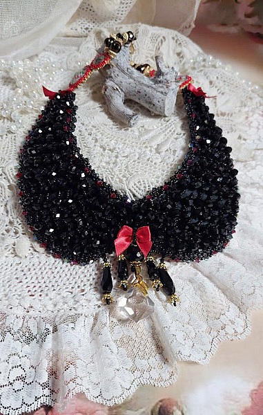 Plastron Nuit d&rsquo;Etoiles brod&eacute; avec des cristaux, perles potirons, perles aplaties et rocailles