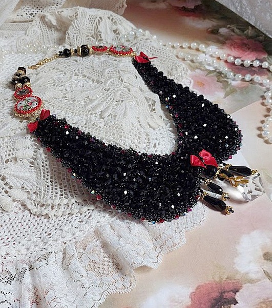 Plastron Nuit d&rsquo;Etoiles brod&eacute; avec des cristaux, perles potirons, perles aplaties et rocailles