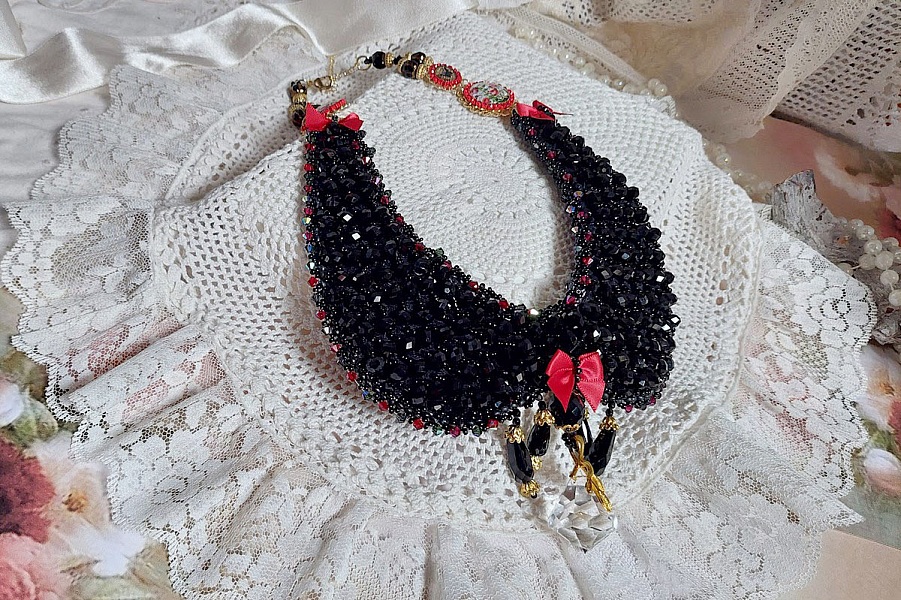 Plastron Nuit d&rsquo;Etoiles brod&eacute; avec des cristaux, perles potirons, perles aplaties et rocailles