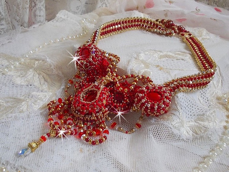 Plastron Rubis haute Couture brod&eacute; avec des cabochons : l&rsquo;Agate et le Corail Rouge, cristaux : fleurs, gouttes, toupies, fleurs, perles en R&eacute;sine et Verre, rocailles,  calottes et perles filigran&eacute;es