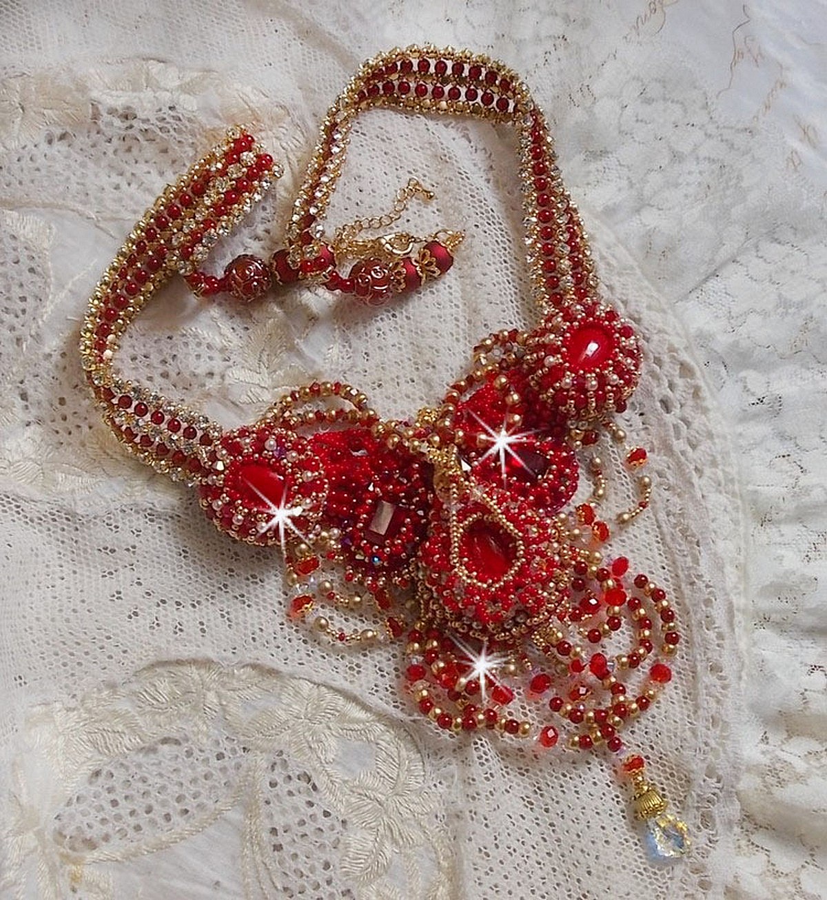 Plastron Rubis haute Couture brod&eacute; avec des cabochons : l&rsquo;Agate et le Corail Rouge, cristaux : fleurs, gouttes, toupies, fleurs, perles en R&eacute;sine et Verre, rocailles,  calottes et perles filigran&eacute;es