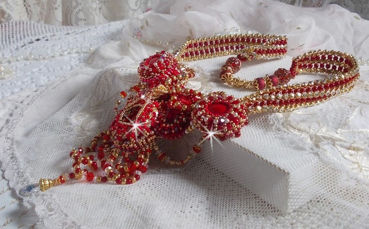 Plastron Rubis haute Couture brod&eacute; avec des cabochons : l&rsquo;Agate et le Corail Rouge, cristaux : fleurs, gouttes, toupies, fleurs, perles en R&eacute;sine et Verre, rocailles,  calottes et perles filigran&eacute;es