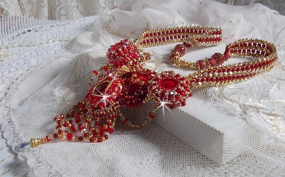 Plastron Rubis haute Couture brod&eacute; avec des cabochons : l&rsquo;Agate et le Corail Rouge, cristaux : fleurs, gouttes, toupies, fleurs, perles en R&eacute;sine et Verre, rocailles,  calottes et perles filigran&eacute;es