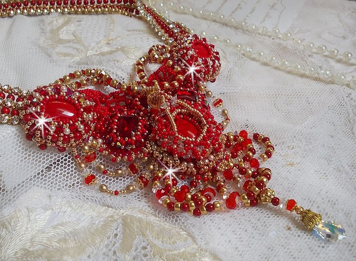 Plastron Rubis haute Couture brod&eacute; avec des cabochons : l&rsquo;Agate et le Corail Rouge, cristaux : fleurs, gouttes, toupies, fleurs, perles en R&eacute;sine et Verre, rocailles,  calottes et perles filigran&eacute;es