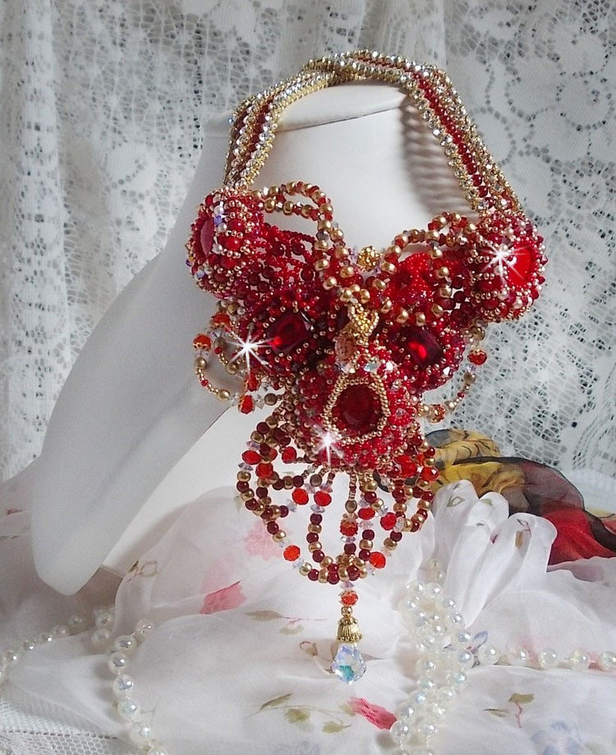 Plastron Rubis haute Couture brod&eacute; avec des cabochons : l&rsquo;Agate et le Corail Rouge, cristaux : fleurs, gouttes, toupies, fleurs, perles en R&eacute;sine et Verre, rocailles,  calottes et perles filigran&eacute;es
