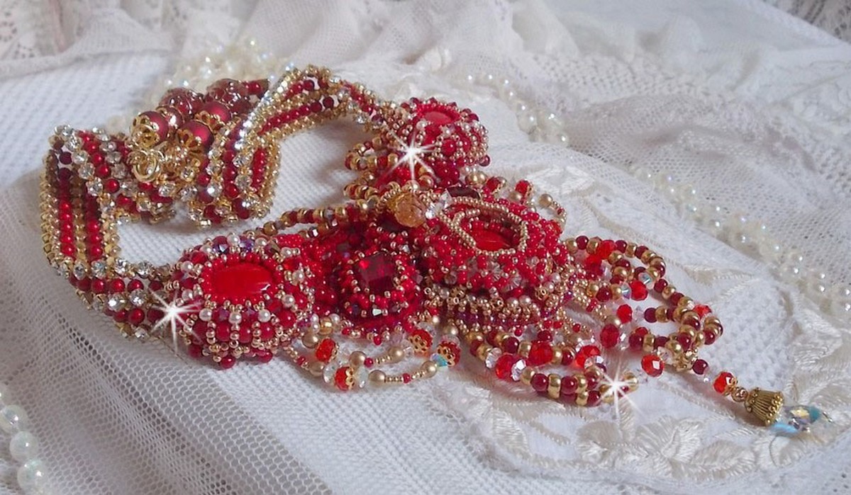 Plastron Rubis haute Couture brod&eacute; avec des cabochons : l&rsquo;Agate et le Corail Rouge, cristaux : fleurs, gouttes, toupies, fleurs, perles en R&eacute;sine et Verre, rocailles,  calottes et perles filigran&eacute;es
