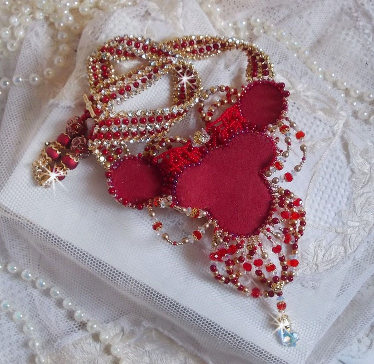 Plastron Rubis haute Couture brod&eacute; avec des cabochons : l&rsquo;Agate et le Corail Rouge, cristaux : fleurs, gouttes, toupies, fleurs, perles en R&eacute;sine et Verre, rocailles,  calottes et perles filigran&eacute;es