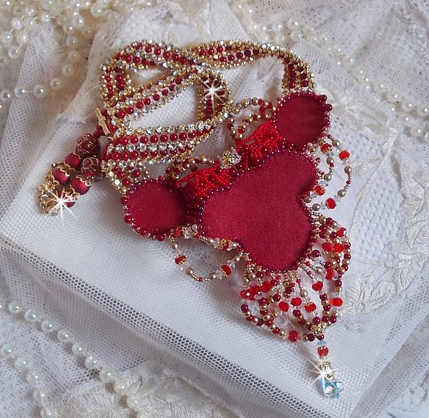 Plastron Rubis haute Couture brod&eacute; avec des cabochons : l&rsquo;Agate et le Corail Rouge, cristaux : fleurs, gouttes, toupies, fleurs, perles en R&eacute;sine et Verre, rocailles,  calottes et perles filigran&eacute;es