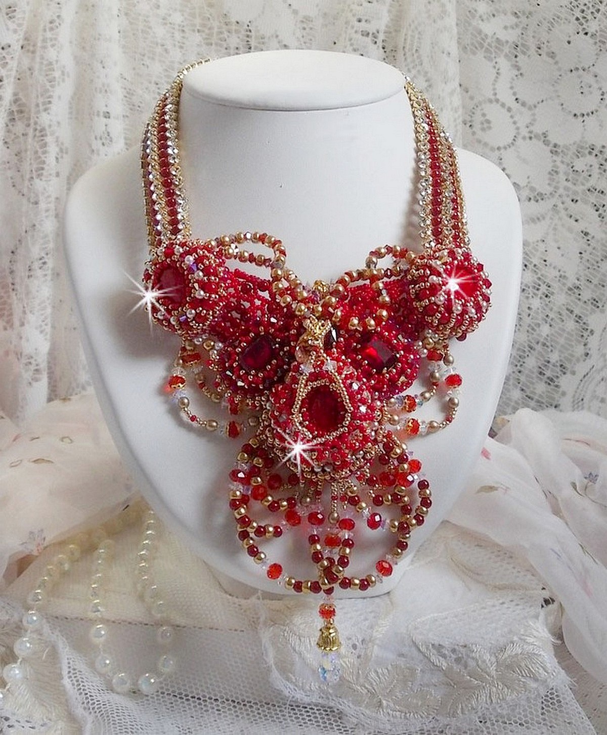 Plastron Rubis haute Couture brod&eacute; avec des cabochons : l&rsquo;Agate et le Corail Rouge, cristaux : fleurs, gouttes, toupies, fleurs, perles en R&eacute;sine et Verre, rocailles,  calottes et perles filigran&eacute;es