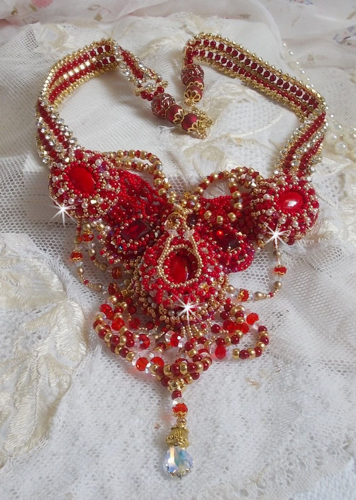 Plastron Rubis haute Couture brod&eacute; avec des cabochons : l&rsquo;Agate et le Corail Rouge, cristaux : fleurs, gouttes, toupies, fleurs, perles en R&eacute;sine et Verre, rocailles,  calottes et perles filigran&eacute;es