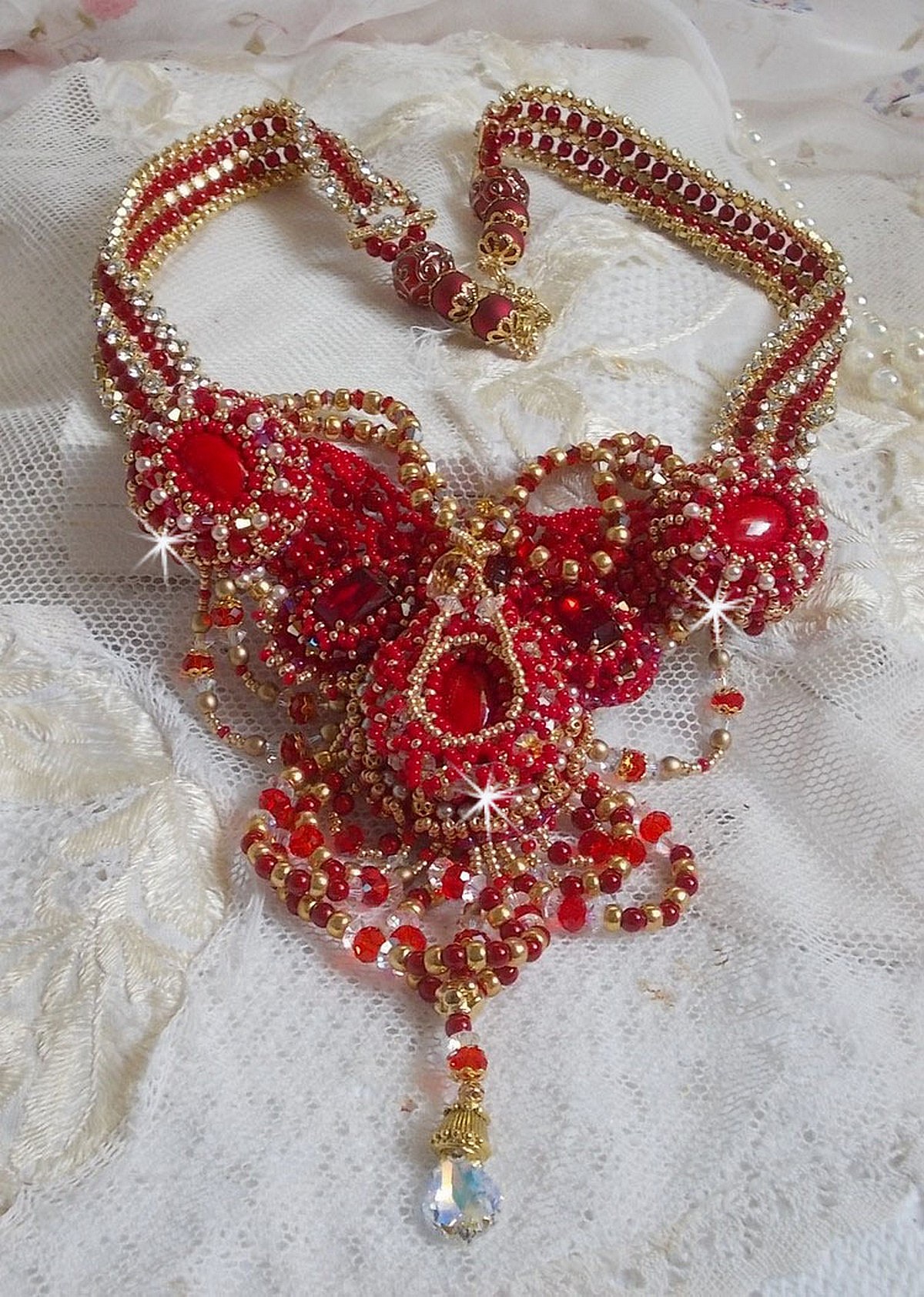 Plastron Rubis haute Couture brod&eacute; avec des cabochons : l&rsquo;Agate et le Corail Rouge, cristaux : fleurs, gouttes, toupies, fleurs, perles en R&eacute;sine et Verre, rocailles,  calottes et perles filigran&eacute;es