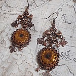 BO Myst&egrave;res d'Ars&egrave;ne cr&eacute;es avec des breloques de diff&eacute;rentes formes, des m&eacute;daillons pendentifs, des motifs en porcelaine patin&eacute;s et des cristaux de Swarovski