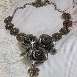 Collier Steampunk Queen cr&eacute;e avec des roses en porcelaine noire et marron, des cabochons en cristal et des accessoires de couleur Bronze