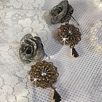 BO Steampunk Queen cr&eacute;es avec des roses en porcelaine noires, des cabochons en Cristal de Swarovski, des gouttes en verre et des accessoires en laiton