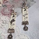 BO Oiseau Noir et Blanc avec un ruban imprim&eacute; d&rsquo;un oiseau Noir sur branches, orn&eacute; d&rsquo;une cha&icirc;ne strass Noir/Argent&eacute; avec des cabochons ronds Crystal AB et breloques &eacute;maill&eacute;es sur dormeuses en Laiton