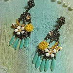 BO Coeur de Printemps, dagues en verre Menthe/Ivoire, cabochons r&eacute;sine Jaune, cha&icirc;ne strass et cabochons cristal AB, papillons, fleurs &eacute;poxy, estampes avec boucles en M&eacute;tal. Une belle Nature !