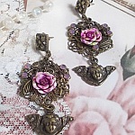 BO Secrets des Angelots fa&ccedil;on Religieuse avec roses en r&eacute;sine, cabochons en cristal Cyclamen Opal et breloques. Le tout est mont&eacute; sur des estampes et boucles en Laiton. Les pendants sont des Angelots