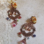 BO French Flowers avec des clochettes et campanules en verre, roses r&eacute;sine, estampes demi-lune, breloques feuilles et crochets d'oreilles en laiton