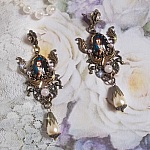 BO Madone religieuses, une femme avec un voile Bleu s/estampes de couleur Bronze, cabochons en r&eacute;sine, gouttes Ivoire verre et strass en cristal. Mont&eacute; sur des clous d&rsquo;oreilles M&eacute;tal