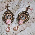 BO Sissi Imp&eacute;ratrice dans les tons rose et bronze, pendentifs, strass, cha&icirc;ne perl&eacute;e, gouttes et clous d'oreilles en ml&eacute;tal en verre, breloques couronnes