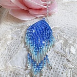 Pendentif Doux R&ecirc;ves Bleut&eacute;s aux rocailles de qualit&eacute; en verre dans les nuances de Bleu et d&rsquo;Argent. Au bruit des vagues, elles ne peuvent que vous sublimer par les mouvements et la souplesse