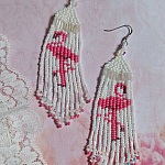 BO Les Flamants Blancs et Roses mont&eacute;es aux rocailles de qualit&eacute; en verre. Couleurs : Blanc et Rose. S&rsquo;ajoute aux rocailles des toupies Blanches. Le tout est associ&eacute; &agrave; des crochets en argent 925.