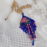 Pendentif Bel&rsquo;Nuit Bleue avec de belles rocailles de qualit&eacute; aux couleurs de bleu, rose et vert &agrave; laquelle s&rsquo;ajoute des toupies en Cristal Cobalt AB. Mont&eacute;s sur une cha&icirc;ne Laiton et fermoir Plaqu&eacute; Or