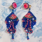 BO Bel&rsquo;Nuit Bleue avec cabochons en forme de roses en r&eacute;sine orn&eacute;s d&rsquo;une cha&icirc;ne strass Saphir &agrave; laquelle s&rsquo;ajoute des toupies et rocailles. Le tout est mont&eacute; sur clips Dor&eacute;s Laiton