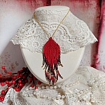 Pendentif Tourbillons de Rouge avec des rocailles aux trois couleurs : Rouge, Bleu Iris et Dor&eacute; pour les pampilles. Le tout est mont&eacute; sur une cha&icirc;ne et un mousqueton en Plaqu&eacute; Or
