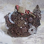 Bracelet Ombre Naviguant cr&eacute;&eacute;e avec du cuir de couleur Cognac, fleur en tissu, des accessoires de couleur Bronze, Cuivre, Noir avec des breloques