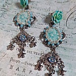 BO Tentations cr&eacute;&eacute;es avec des cam&eacute;s d'un bleu light turquoise, des cristaux, une cha&icirc;ne perl&eacute;e de rocailles et des accessoires de qualit&eacute;.  
