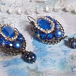 BO Leila avec des cabochons ovales de couleur Royal Blue &agrave; laquelle s&rsquo;ajoute des cabochons ronds, perles nacr&eacute;es et fleurs. Ils sont tous en Cristal, les dormeuses couleur Bronze sont en Laiton