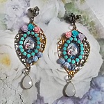 BO Vierge Marie et l&rsquo;Enfant fa&ccedil;on religieuse avec cabochons strass&eacute;s couleur Turquoise, roses et cristaux. Mont&eacute;s sur estampes o&ugrave; j&rsquo;ai appliqu&eacute; une fine poudre Or. Une douceur avec les gouttes