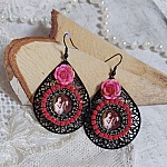 BO Look Coco avec cabochons repr&eacute;sentant une femme et son perroquet, cha&icirc;ne strass, roses en r&eacute;sine, pendentif filigran&eacute;ess et crochets d'oreilles en laiton Noir