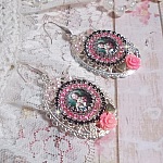 BO Jardin de Lumi&egrave;re et d&rsquo;argent mont&eacute;es avec un cabochon ovale repr&eacute;sentant une jeune femme avec des fleurs &agrave; laquelle s&rsquo;ajoute des zirconiums, perles, estampes avec crochets en Argent 925