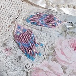 BO Velours de R&ecirc;ves aux rocailles de qualit&eacute; en verre dans les nuances de Lilas, Rose et Bleu. Une belle conception pour un design exceptionnelle. Le tout est mont&eacute; sur des crochets en Argent 925