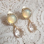 BO Orph&eacute;e avec des cabochons en verre Cristal AB paillet&eacute;s et strass&eacute;s avec les m&ecirc;mes couleurs sur des clips en Laiton o&ugrave; les pendants en forme de larme rel&egrave;vent le d&eacute;fi. Un peu de po&eacute;sie.