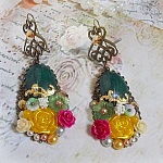 BO Jade Flowers cr&eacute;&eacute;es avec des cabochons ovales en Jade de Malaisie, des cristaux de Swarovski, perles en r&eacute;sine, des fleurs en verre avec des accessoires de qualit&eacute; 