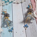 BO Sensations Or et Bleu cr&eacute;&eacute;es avec des fleurs trompettes peintes &agrave; la main, des cristaux, des fleurs en verre et des accessoires en Plaqu&eacute; Or